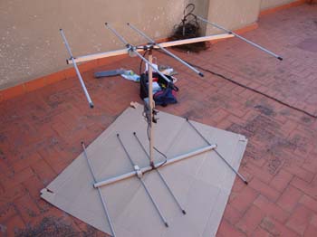 38 - ENFASADA DE POLARIZACION VERTICAL DE UHF Y VHF.  13 AÑOS LA CONTEMPLAN Y ESO QUE ES DE FABRICACION CASERA