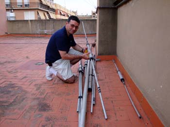 62 -EA5FDW ROBERTO, EN LA TERRAZA CON LA ANTENA CAB-RADAR DIRECCIONAL PARA HF QUE VOY A MONTAR