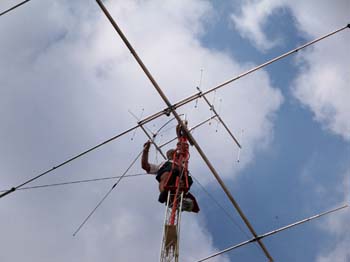85 - MONTADA LA DIRECCIONAL DE 10, 15 y 20 MTS. Y LA ENFASADA, SE INSTALA LA VERTICAL DE UHF Y VHF.