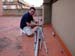 62 -EA5FDW ROBERTO, EN LA TERRAZA CON LA ANTENA CAB-RADAR DIRECCIONAL PARA HF QUE VOY A MONTAR